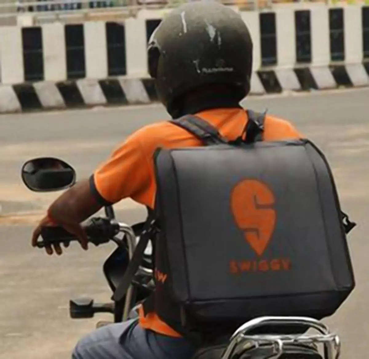 Bengaluru delivery agent's unusual work attire: Swiggy t-shirt, Zomato bag,  Porter helmet
