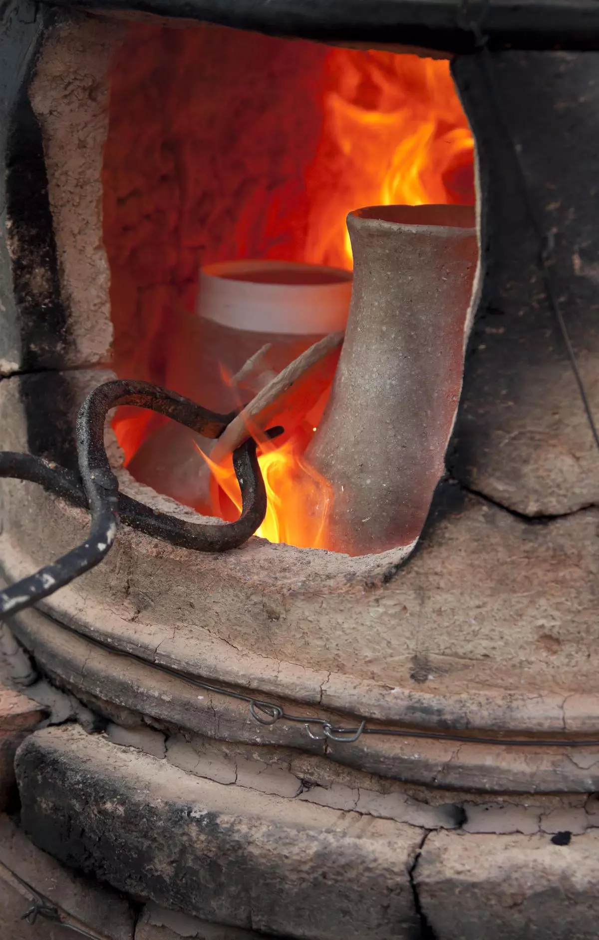 Сосуд для прокаливания в огне 5 букв. Печь для обжига глиняной посуды. Обжиг керамики. Печь для обжига гончарных изделий. Обжигание глиняной посуды в печи.
