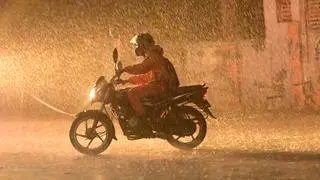 Musim hujan, yang tiba pada 24 Mei di daratan, kemajuan telah macet setelah 29 Mei dan saat ini batas utara terus dari Mumbai di pantai barat ke Balurghat di timur, yang meliputi Ahilyanagar, Adilabad, Bhawanipatna dan Puri.