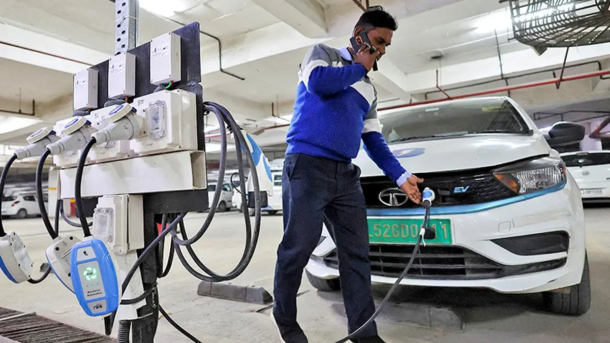 OMCs add 10,000+ EV charging stations in FY25, complete crosses 25,800
