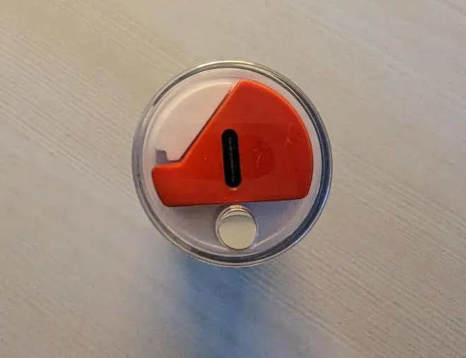 The USB-C charging port and the metallic pairing button next to it. The USB-C charging port and the metallic pairing button next to it.