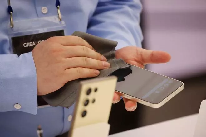 An employee wipes a Samsung Electronics' flagship smartphone Galaxy S24 during its unveiling ceremony in Seoul, South Korea, January 15, 2024. REUTERS/Kim Hong-Ji