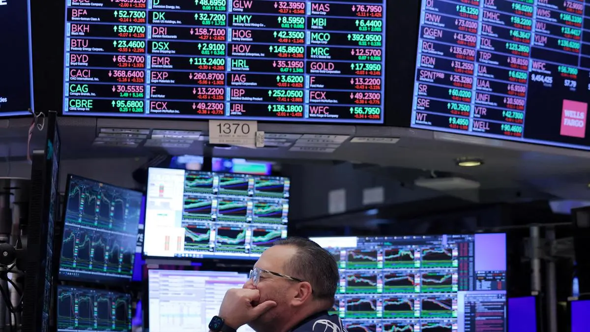 Global stocks decline as tech sell-off follows lackluster Wall Street session