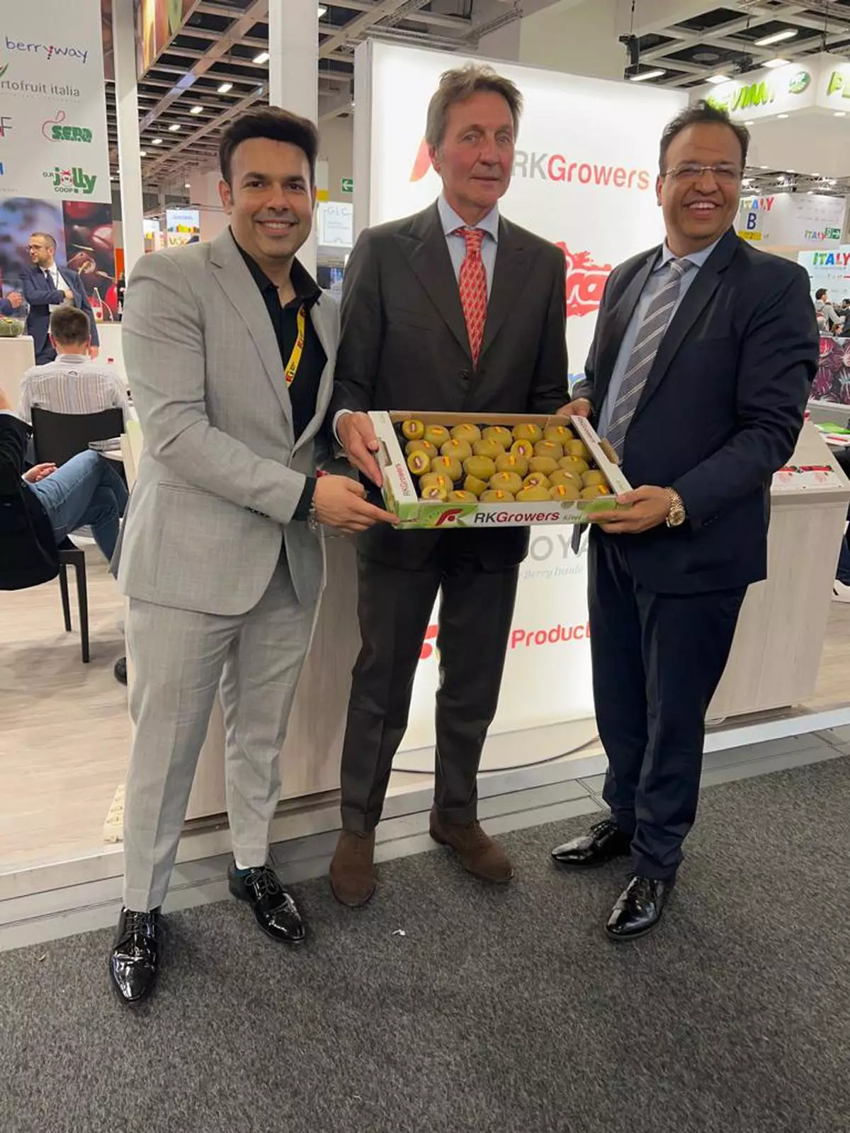 Officials of IG International and R KGrowers at Fruit Logistica  