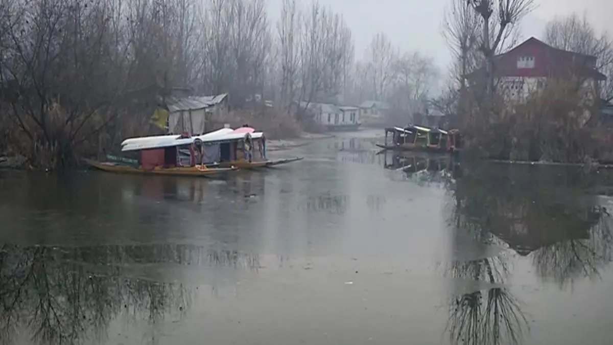 Cold wave blankets Kashmir Dal Lake surface freezes amid subzero