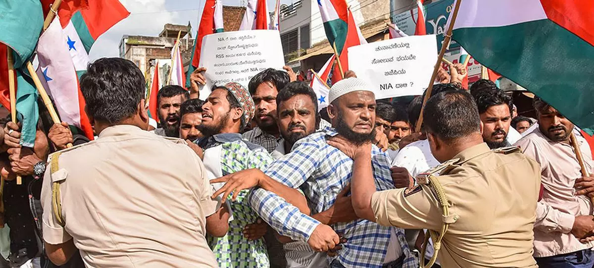 Police attempt to detain members of the PFI and SDPI during a protest against the NIA’s raid against the organisation in Hubballi (File photo)