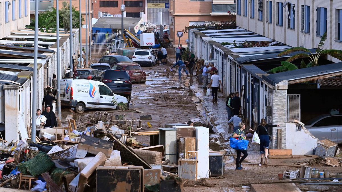 Thousands join effort to clean up catastrophic Spanish floods 