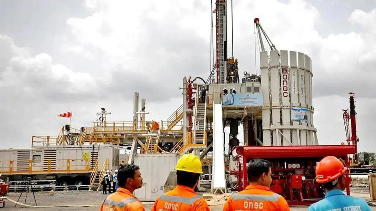 Fire breaks out at ONGC Mumbai High platform, 10 injured Fire breaks out at ONGC Mumbai High platform, 10 injured