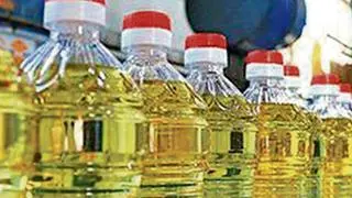 India’s vegetable oil imports fell sharply by 32% year-on-year to 8.91 lakh tonnes in April, according to the Solvent Extractors Association ( India’s vegetable oil imports fell sharply by 32% year-on-year to 8.91 lakh tonnes in April, according to the Solvent Extractors Association (