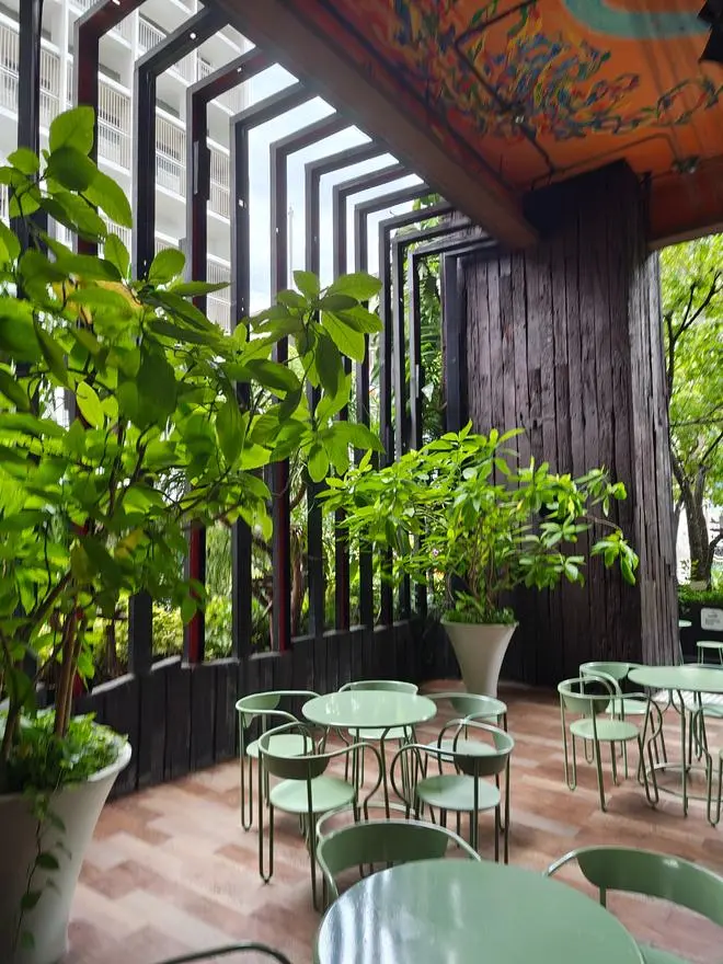  Colours are richly saturated