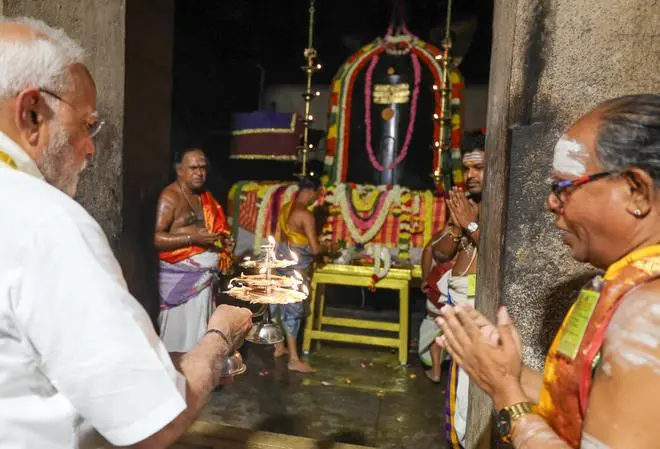  Prime Minister Narendra Modi offers prayers at Gangaikonda Cholapuram Temple, in Ariyalur on Sunday, July 27, 2025
