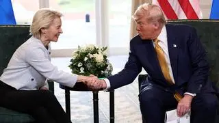 U.S. President Donald Trump shakes hands with European Commission President Ursula von der Leyen, after an announcement of a trade deal between the U.S. and EU, in Turnberry, Scotland, Britain, July 27, 2025. 