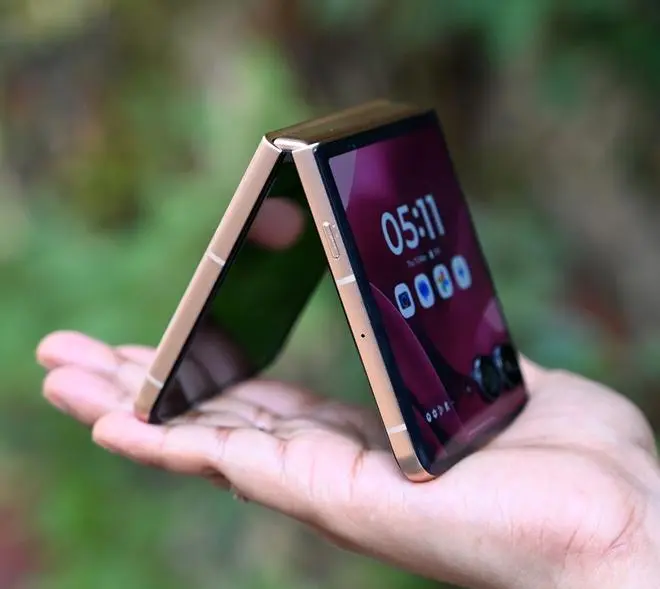 For Technofile : Moto Razr 60 Ultra.
Photo : Bijoy Ghosh
To go with Mahananda's review