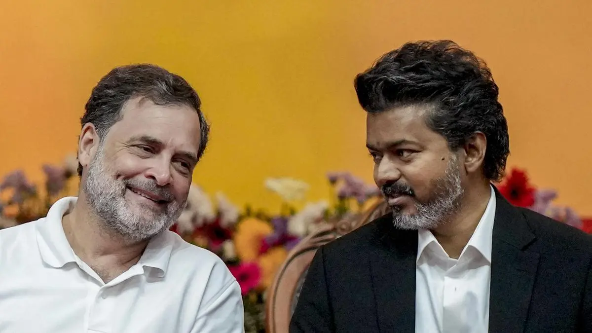 Rahul Gandhi among prominent personalities who attend Vijay's swearing-in