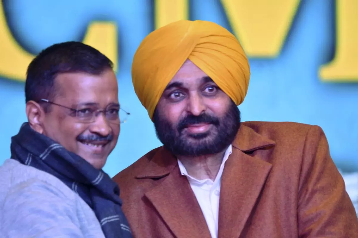 Mohali: Delhi CM and AAP supremo Arvind Kejriwal with party's chief ministerial candidate Bhagwant Singh Mann ahead of Punjab polls, in Mohali, Tuesday, Jan. 18, 2022. (PTI Photo)(PTI01_18_2022_000058B)
