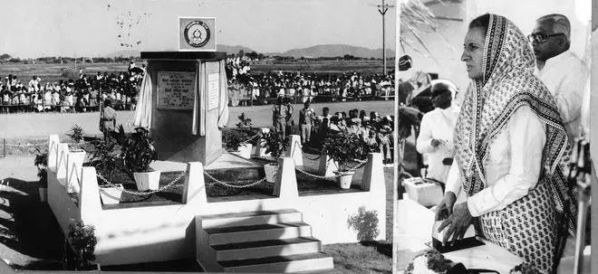 (Left): Inauguration of South Central Railways' Rs.  15 crore wagon repair shop project in Vijayawada, an important pilgrimage town in the southern Indian state of Andhra Pradesh.  (Right): Smt.  Indira Gandhi, Prime Minister of India, presses the button to unveil the plaque at the project site near Rayanapadu.  LN Mishra, Minister of Railways (standing behind her) and K. Brahmananda Reddy, Minister of Communications are also seen in the picture.