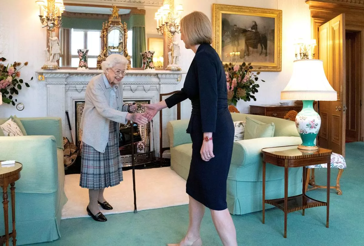 Queen Elizabeth welcomes Liz Truss during an audience where she invited the newly elected leader of the Conservative party to become Prime Minister and form a new government, at Balmoral Castle, Scotland, Britain September 6, 2022. Jane Barlow/Pool via REUTERS     T