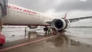 Penumpang yang berkumpul di bandara mengeluh bahwa pejabat Air India di bandara tidak memberikan alasan apa pun untuk pembatalan atau tentang pengembalian dana
