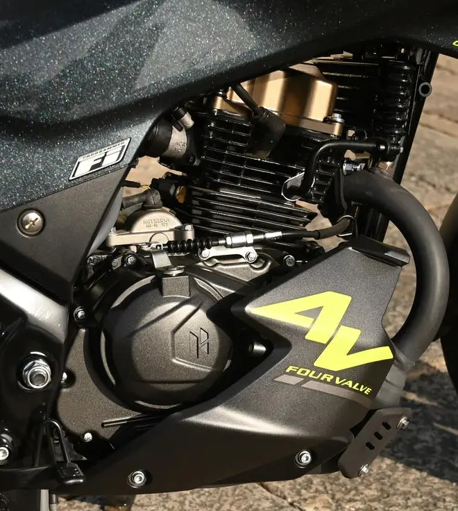 The 4V engine generates 16.9 PS of peak power and a peak torque of 14.6 Nm (0.6 Nm more than 2V) The 4V engine generates 16.9 PS of peak power and a peak torque of 14.6 Nm (0.6 Nm more than 2V)