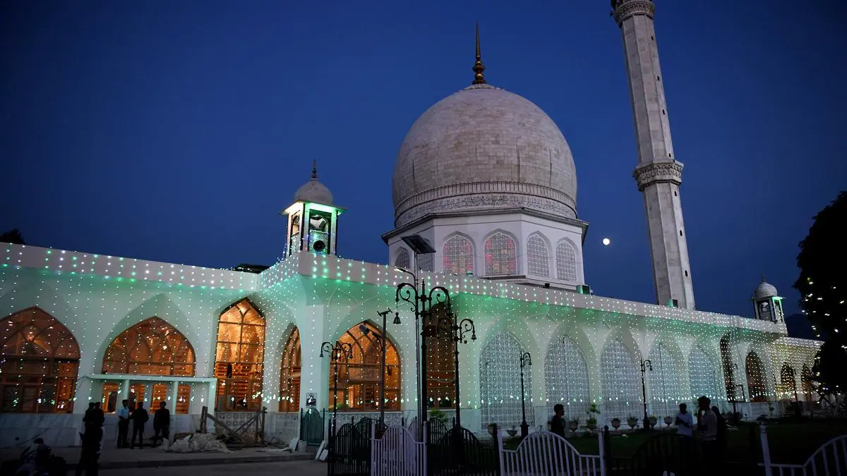Hazratbal shrine again in spotlight amid plaque controversy Hazratbal shrine again in spotlight amid plaque controversy