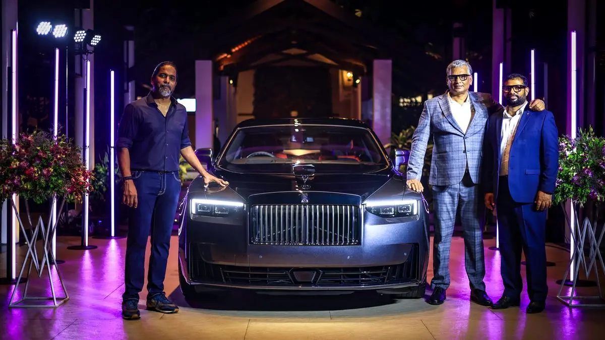 첫 번째 Rolls-Royce Black Black Ghost Series II Kochi에 배달되었습니다.