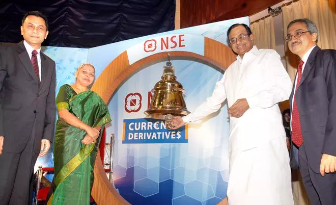 29/08/2008 MUMBAI: Finance Minister P Chidambaram with Ms. Shyamala Gopinath, Deputy Governor, RBI  Mr. Ravi Narin, MD & CEO, NSE (right) and Mr. C. B. Bhave, Chairman, SEBI ringing the bell at the inauguration of ‘Currency Futures Trading’, at the National Stock Exchange (NSE) in Mumbai on Friday.