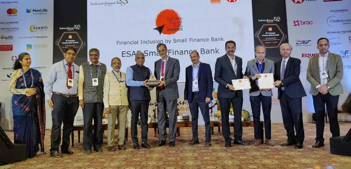 Paul Thomas K, MD & CEO of ESAF Bank receiving the award from Anantha Nageshwaran, Chief Economic Advisor at the 19th Inclusive Finance India Summit held in New Delhi.