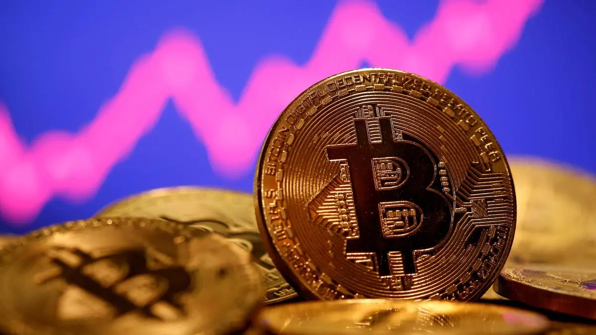 Bitcoin falls to ,000 as market makers navigate rising volatility