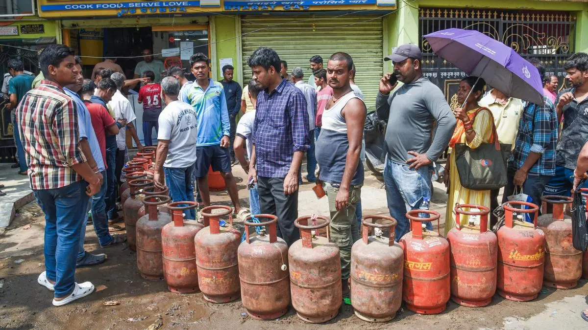 Gas shortage fears in Bengal lead to long queues outside distribution centres
