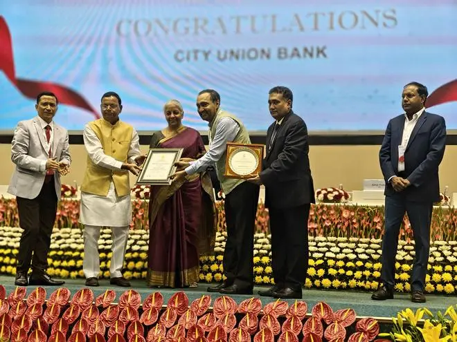 Le ministre des Finances Nirmala Sitharaman présentera le prix à City Union Bank N Kamakodi MD & PDG lors de la cérémonie de la récompense de paiement numérique 2025 tenue mercredi à New Delhi Le ministre des Finances Nirmala Sitharaman présentera le prix à City Union Bank N Kamakodi MD & PDG lors de la cérémonie de la récompense de paiement numérique 2025 tenue mercredi à New Delhi