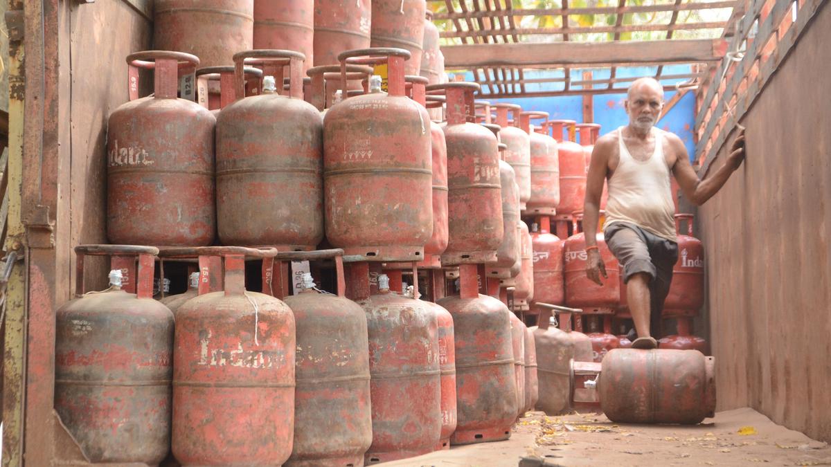 Delhi govt bans direct LPG sales from warehouses, expands 5 kg cylinder supply to ensure smooth supply