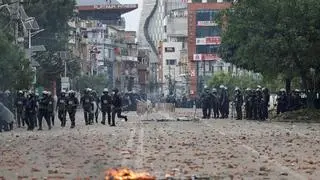 Las piedras disparadas por los manifestantes protestaron contra la corrupción y en Katmandú, Nepal, el 8 de septiembre de 2025, el camino hacia el Parlamento se ubicó frente al Parlamento durante la decisión del gobierno de detener varias plataformas de redes sociales. 