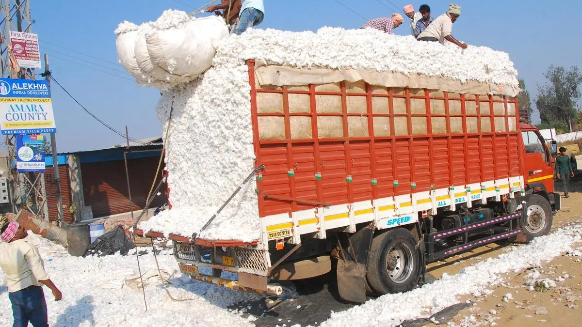 As global futures ease, re-sellers & MNCs begin selling cotton at discounted rates