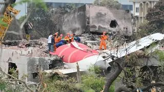 Tim Laboratorium Sains Forensik Memeriksa Pesawat Air India yang jatuh di Ahmedabad