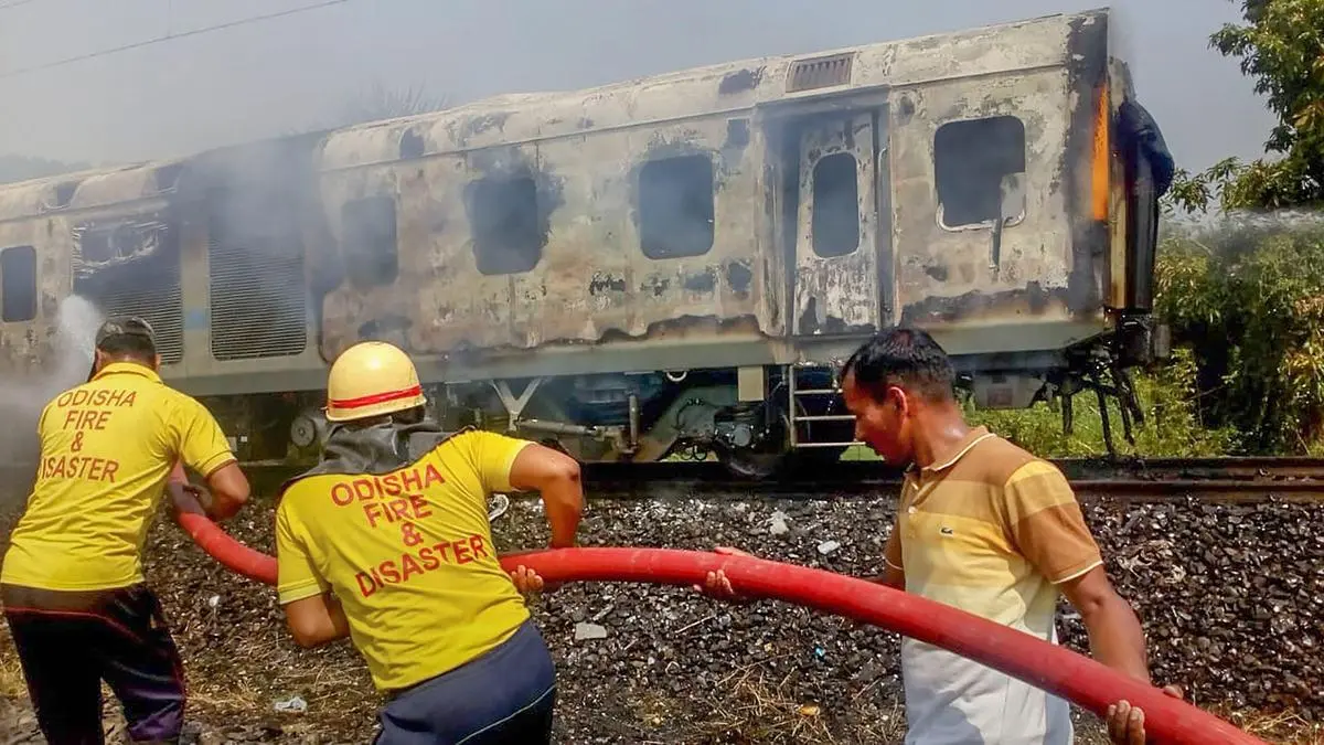 Fire breaks out in coach of Rajdhani Express in MP's Ratlam; no casualties