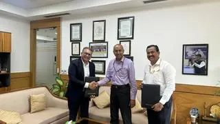 L’Oreal India MD Aseem Kaushik with DPIIT, Joint Secretary, Sanjiv L’Oreal India MD Aseem Kaushik with DPIIT, Joint Secretary, Sanjiv
