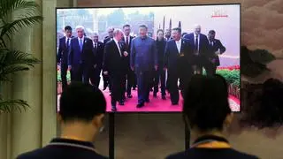 A TV screen shows Chinese President Xi Jinping, Russian President Vladimir Putin and North Korean leader Kim Jong Un arriving for a military parade marking the 80th anniversary of the end of World War Two, at a waiting room for media personnel in Beijing, China September 3, 2025.  