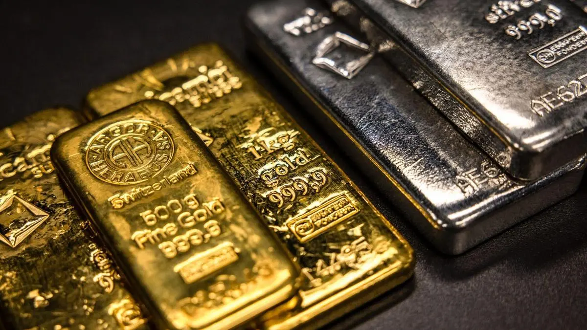 Gold and silver futures fall as Fed's cautious tone dims US rate‑cut hopes