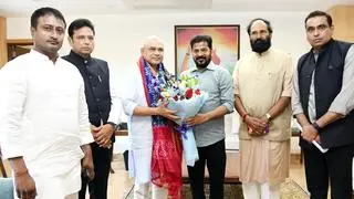 Telangana CM Revanth Reddy rencontrera jeudi le ministre de l'Union Ashwini Vaishnaw à New Delhi pour pousser les projets de clés et de chemin de fer. Telangana CM Revanth Reddy rencontrera jeudi le ministre de l'Union Ashwini Vaishnaw à New Delhi pour pousser les projets de clés et de chemin de fer.