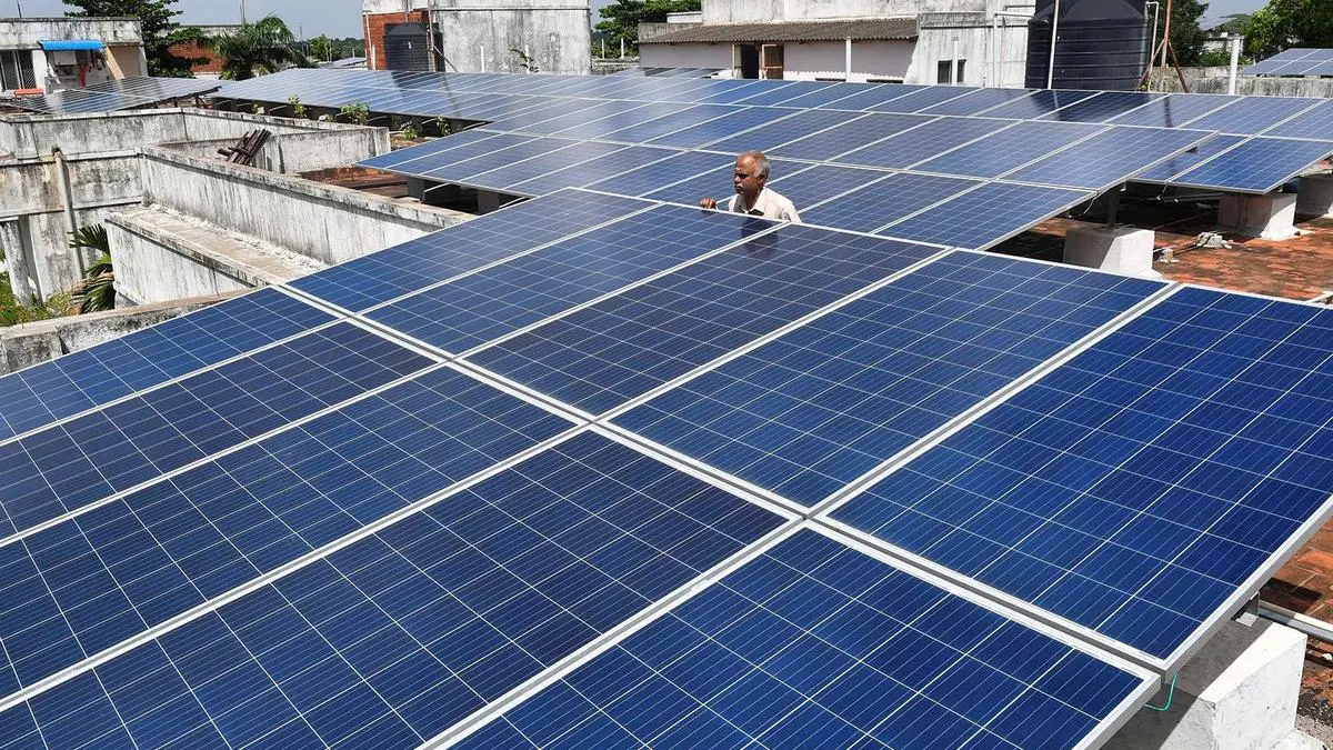Los analistas de ICRA dicen que el sector de módulos solares fotovoltaicos de la India se enfrenta a una reestructuración debido al exceso de capacidad.