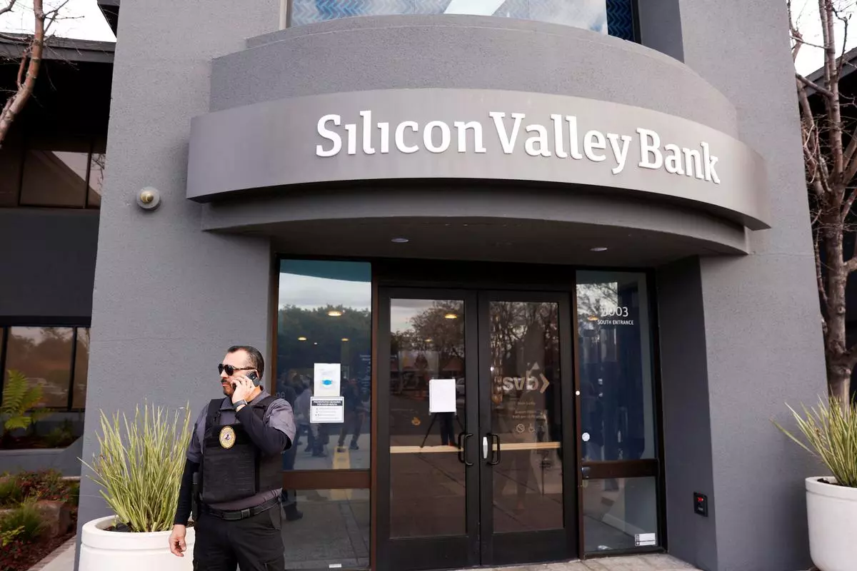 FILE PHOTO: A security guard stands outside of the entrance of the Silicon Valley Bank headquarters in Santa Clara, California, U.S. REUTERS/Brittany Hosea-Small/File Photo