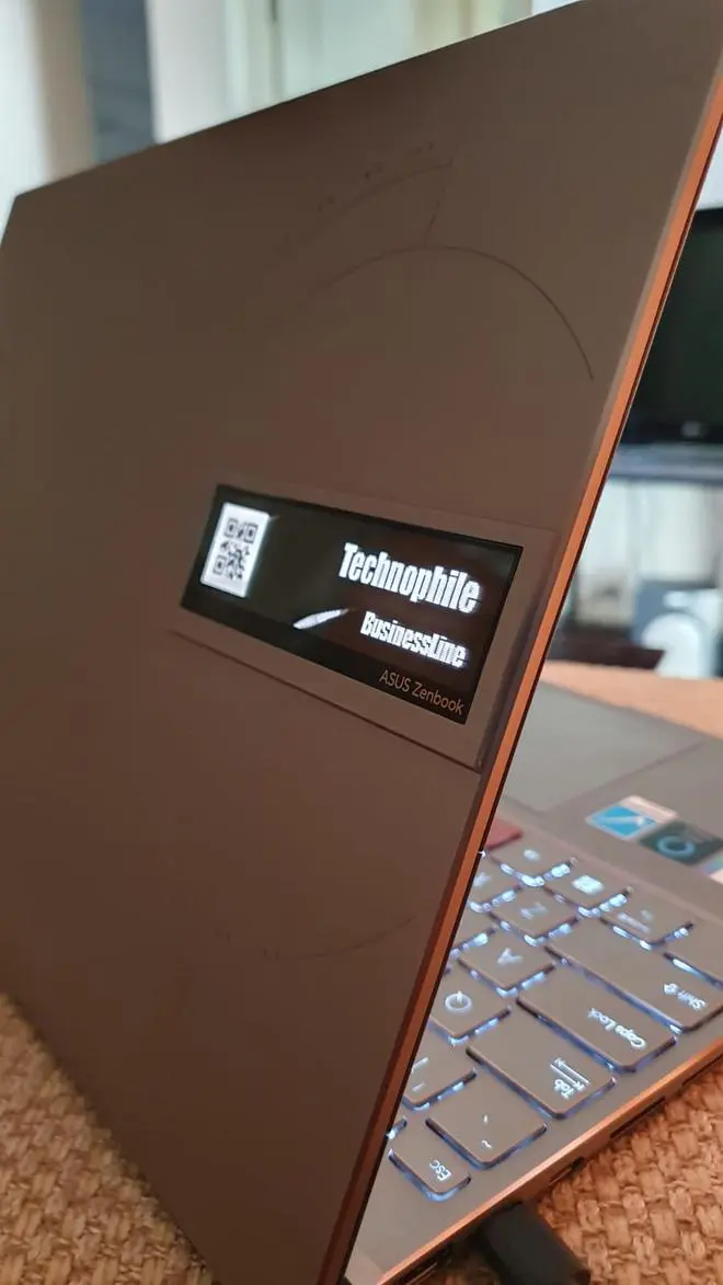 The 3.5 inch OLED display on the outer lid is a cool design touch and fairly customisable. The 3.5 inch OLED display on the outer lid is a cool design touch and fairly customisable.