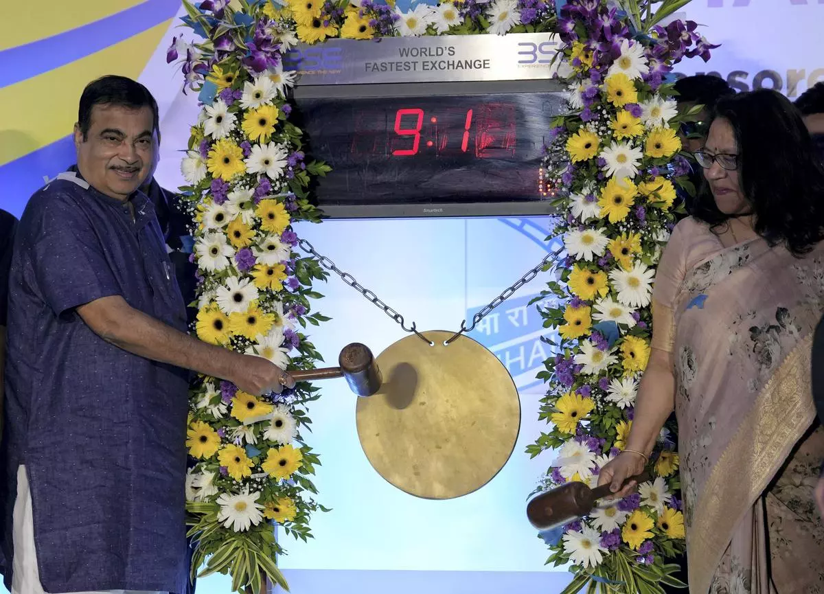 Union Minister Nitin Gadkari during listing ceremony of non-convertible debentures, at BSE in Mumbai, Friday, Oct. 28, 2022.  