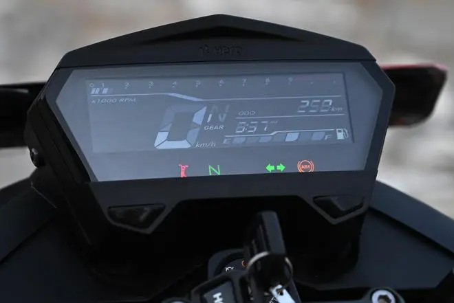 The elongated hexagonal digital cluster displays key ride information clearly, even under bright sunlight The elongated hexagonal digital cluster displays key ride information clearly, even under bright sunlight