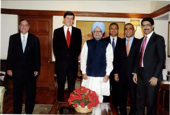  Prime Minister Manmohan Singh poses with the chiefs of leading telecom firms, including Sunil Mittal of Bharti Airtel (2R), Anil Ambani of RCom (3R), Vittorio Colao of Vodafone (2L), Ishaat Hussain, finance director of Tata Sons (L), and Kumar Mangalam Birla (R), chairman of the Aditya Birla Group (Idea Cellular), in New Delhi on Wednesday. The Prime Minister called the meeting of all stakeholders to discuss the new telecom policy, spectrum pricing for excess 2G spectrum, rules for mergers and acquisitions, and the 3G roaming issue.