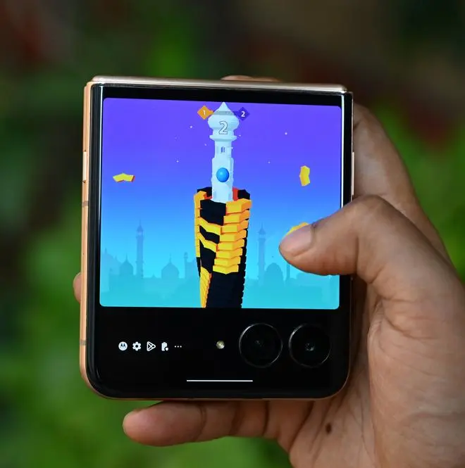 For Technofile : Moto Razr 60 Ultra.
Photo : Bijoy Ghosh
To go with Mahananda's review