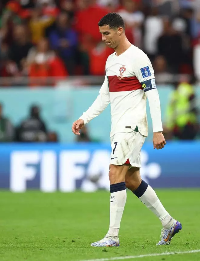 Portekizli Cristiano Ronaldo, Dünya Kupası'ndan elendikten sonra üzgün görünüyor.