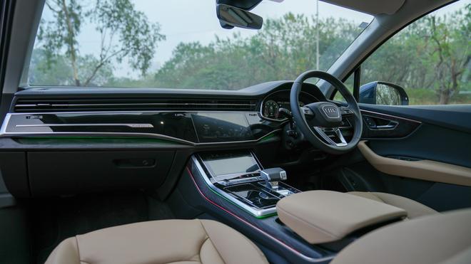 Gloss black panels are clearly Audi’s favourite when it comes to interiors, and you can see that in the Q7’s dashboard