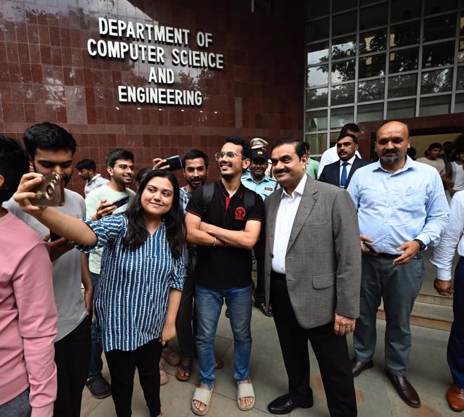 Le président du groupe Adani, Gautam Adani, posera des selfies avec des étudiants le jour de la 75e fondation de l'IIT-Kharagpur, qui s'est tenu à Kharagpur lundi. Le président du groupe Adani, Gautam Adani, posera des selfies avec des étudiants le jour de la 75e fondation de l'IIT-Kharagpur, qui s'est tenu à Kharagpur lundi.