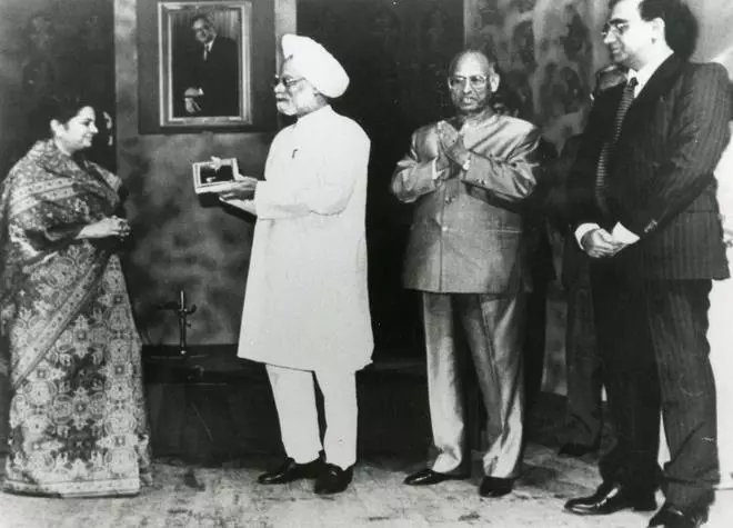 Dr. Manmohan Singh is seen releasing the biography of Aditya Birla, written by Minaz Merchant, in Mumbai on April 12, 1998. Also in the picture are former Indian High Commissioner to Britain, Dr. L.M. Singhvi, and Rangaraj Kumaramangalam